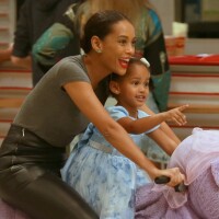 Tais Araújo brinca com os filhos João Vicente e Maria Antônia em shopping do RJ