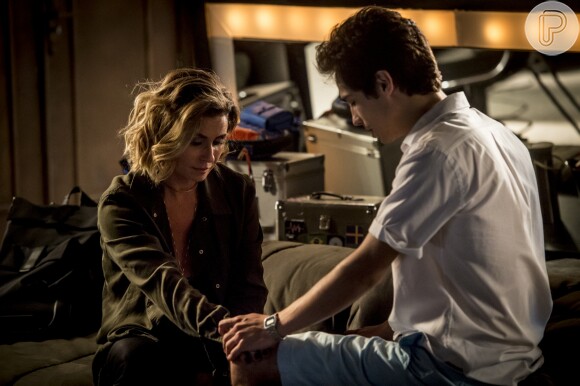 Valentim (Danilo Mesquita) diz a Beto Falcão (Emilio Dantas) que ele está sendo influenciado por Luzia (Giovanna Antonelli) na novela 'Segundo Sol'