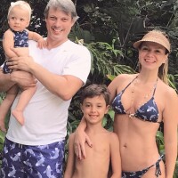 De biquíni, Eliana combina roupa de praia com o noivo e os filhos. Foto!