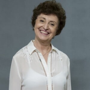 Ana Lucia Torre está se descobrindo ao usar batom vermelho na TV e pensa em incluir alguns itens novos ao nécessaire: 'Não tenha dúvida que me deu confiança para usar na vida. Não comprei ainda dessa cor, tenho alguns, mas não dessa cor'