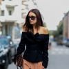 Deixe o look com calça jogging mais feminino ao combinar com salto e blusas decotadas