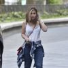 Camiseta delicada e sutiã à mostra fazem um par interessante com jeans e coturno