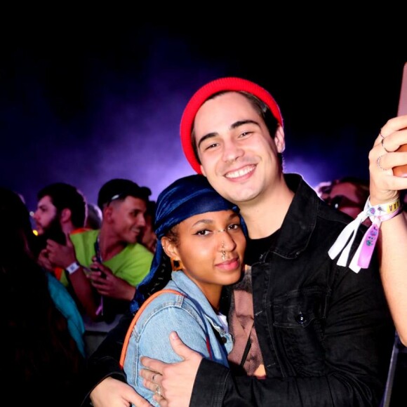Danilo Mesquita curte show de Mano Brown com a namorada, Domenica Dias