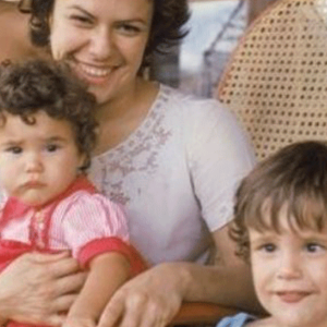 Elis Regina é considerada como uma das maiores cantoras do Brasil. Ela faleceu aos 36 anos em 1982 deixando três filhos pequenos.