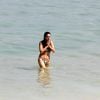 Claudia Ohana mostra boa forma em dia de praia no Rio de Janeiro