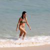 Claudia Ohana mostra boa forma em dia de praia no Rio de Janeiro