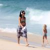 Claudia Ohana mostra boa forma em dia de praia no Rio de Janeiro