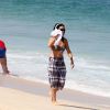Claudia Ohana mostra boa forma em dia de praia no Rio de Janeiro