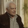 Garcia (Othon Bastos) vê Irene (Débora Falabella) na rua e a reconhece, na novela 'A Força do Querer'