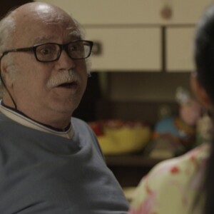 Abel (Tonico Pereira) e Nazaré (Luci Pereira) comentam sobre a marca de nascença dos homens de sua família, na novela 'A Força do Querer'