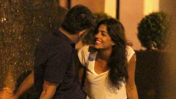 Após clima de romance, Eduardo Moscovis dá carona para morena em lambreta