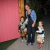 Luciano Huck e Angélica levam a filha, Eva, ao aniversário do filho de Regina Casé neste sábado, dia 07 de maio de 2016