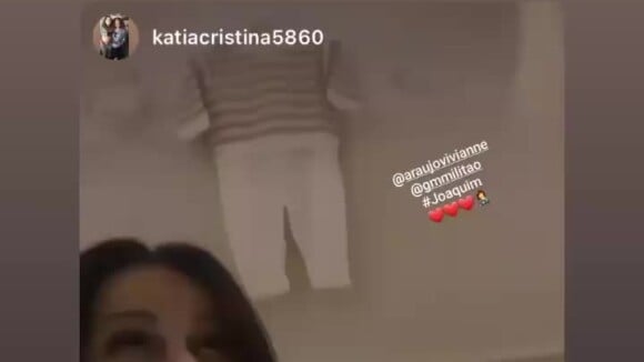 Viviane Araujo amamenta o filho, Joaquim