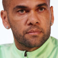 Fora da cadeia em liberdade provisória, Daniel Alves deixa de seguir Neymar e mais famosos no Instagram. Entenda!
