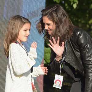 Suri Cruise, que chama atenção por sua semelhança com Katie Holmes, não virá para o Brasil com a mãe desta vez