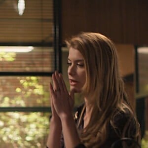 Diana (Alinne Moraes) conta a Gordo (Herson Capri) que decidiu passar um ano estudando fora e vai levar Chiara (Lara Cariello), na novela 'Rock Story'