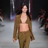 Os looks exuberantes da marca I.AM.GIA estiveram nas passarelas da Austrália nesta quarta-feira (16)