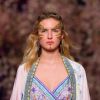 O glitter e cores vibrantes esteve muito presente durante todo o desfile