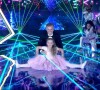 Eva deu um show de desenvoltura no palco com Luciano Huck