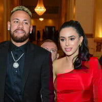 Bruna Biancardi destaca barriguinha de gravidez com look justo e assimétrico em evento com Neymar. Fotos!
