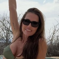 Deborah Secco elege biquíni laranja PP e destaca corpo definido em praia cristalina durante viagem com a filha. Fotos!