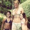 Na infância, Bruna Marquezine e Marina Ruy Barbosa também posaram para fotos ao lado da apresentadora Xuxa