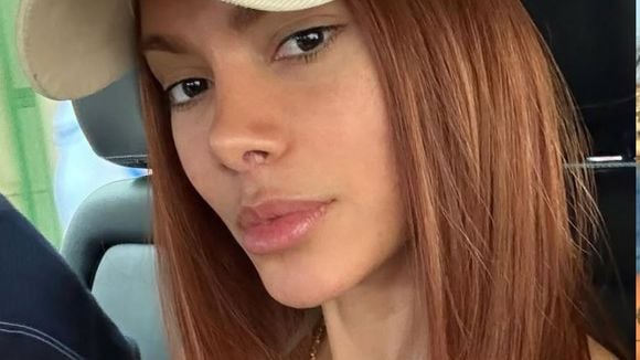 'Irreconhecível': Anitta abre álbum de fotos com selfies e nova aparência após procedimento estético volta a viralizar nos comentários