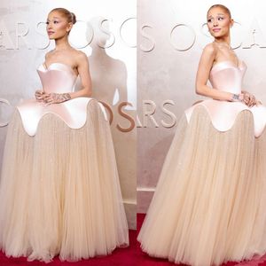 Look de Ariana Grande no Oscar: vibe princesa e repleto de cristais!