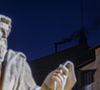 Segundo o G1, a naftalina é usada para compor fumaça no Conclave
