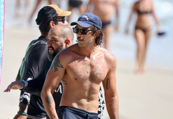 Chay Suede deixou à mostra seu corpo definido em cliques de um paparazzo