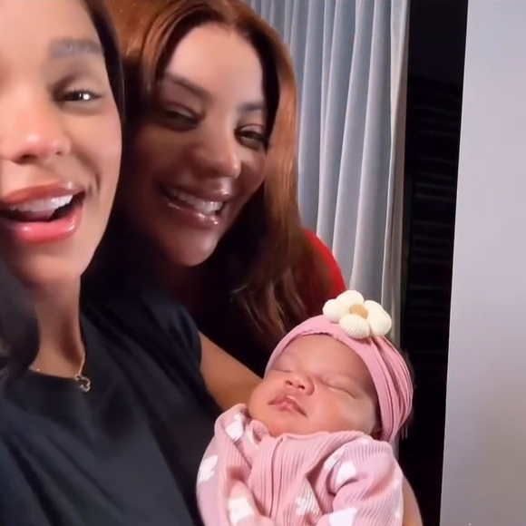 Ludmilla e Brunna Gonçalves mostraram pela primeira vez o rosto da filha, Zuri, nascida no último dia 14