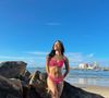 Em ensaio de fotos, Eva exibe corpo atlético em biquíni pink