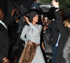 Rihanna causa alvoroço no Met Gala 2025 com look justo que reacende rumores de terceira gravidez
