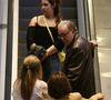 Tony Ramos e a família assistiram a peça de teatro 'Os Mambembes'