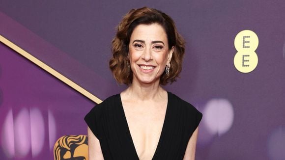 BAFTA 2025: Fernanda Torres brilha no tapete vermelho com vestido babilônico feito exclusivamente para ela, mas derrota causa revolta. 'Nojo'