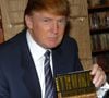 2004: Donald Trump em uma sessão de autógrafos do seu livro 'How to Get Rich'