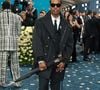 O último anfitrião da noite chegou! A$AP Rocky comparece ao Met Gala 2025 usando custom AWGE e sapatos Christian Louboutin