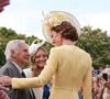 A Princesa Kate Middleton cumprimentou os convidados de forma radiante. Ela apostou em um chapéu com detalhe de flores, e seu cabelo estava arrumado em um coque trabalhado.