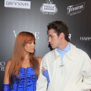 Casal: Pietro Antonelli Benício e Clarissa Müller, atriz e cantora, foram ao Baile da Vogue 2025 em 22 de fevereiro de 2025