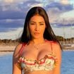 Após causar com aparência em show, Simaria posa de biquíni florido na praia e detalhe inusitado rouba a cena em foto. Veja!