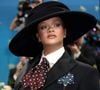 Popstar encerra o tapete vermelho em grande estilo com visual assinado por Marc Jacobs e Stephen Jones