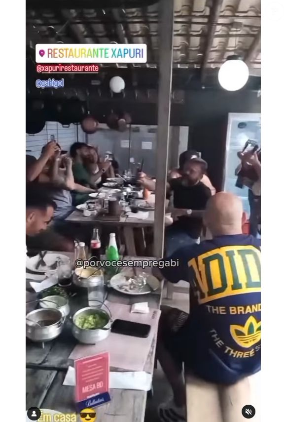 Gabigol e a namorada, Rafaella Santos, foram vistos em famoso restaurante de Belo Horizonte; pai do cantor cantou uma serenata para o filho e para a irmã de Neymar
