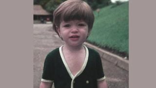 Nascido em 1971, esse menino de cabelo muito liso e blusa de botão não imaginava que seria galã da Globo e um terrível vilão de novela; reconhece?