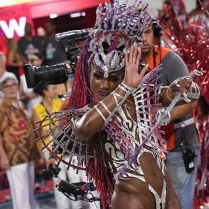 Erika Januza durante sua passagem como Rainha da Viradouro no Carnaval, em 2024.