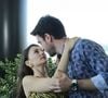 Cansada das imposições dos irmãos conservadores, Ayşe (Burcu Özberk) decide tomar as rédeas da própria vida: para escapar de um casamento arranjado, ela pede ajuda ao herdeiro da fábrica onde trabalha, Kerem (Çağlar Ertuğrul) — Disponível no Globoplay.