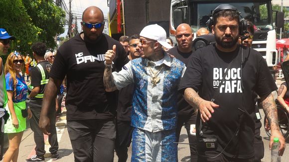 MC Daniel cita reviravolta na vida e chega cheio de seguranças para bloco de pré-carnaval 2025 4 dias após nascimento do filho, Rás